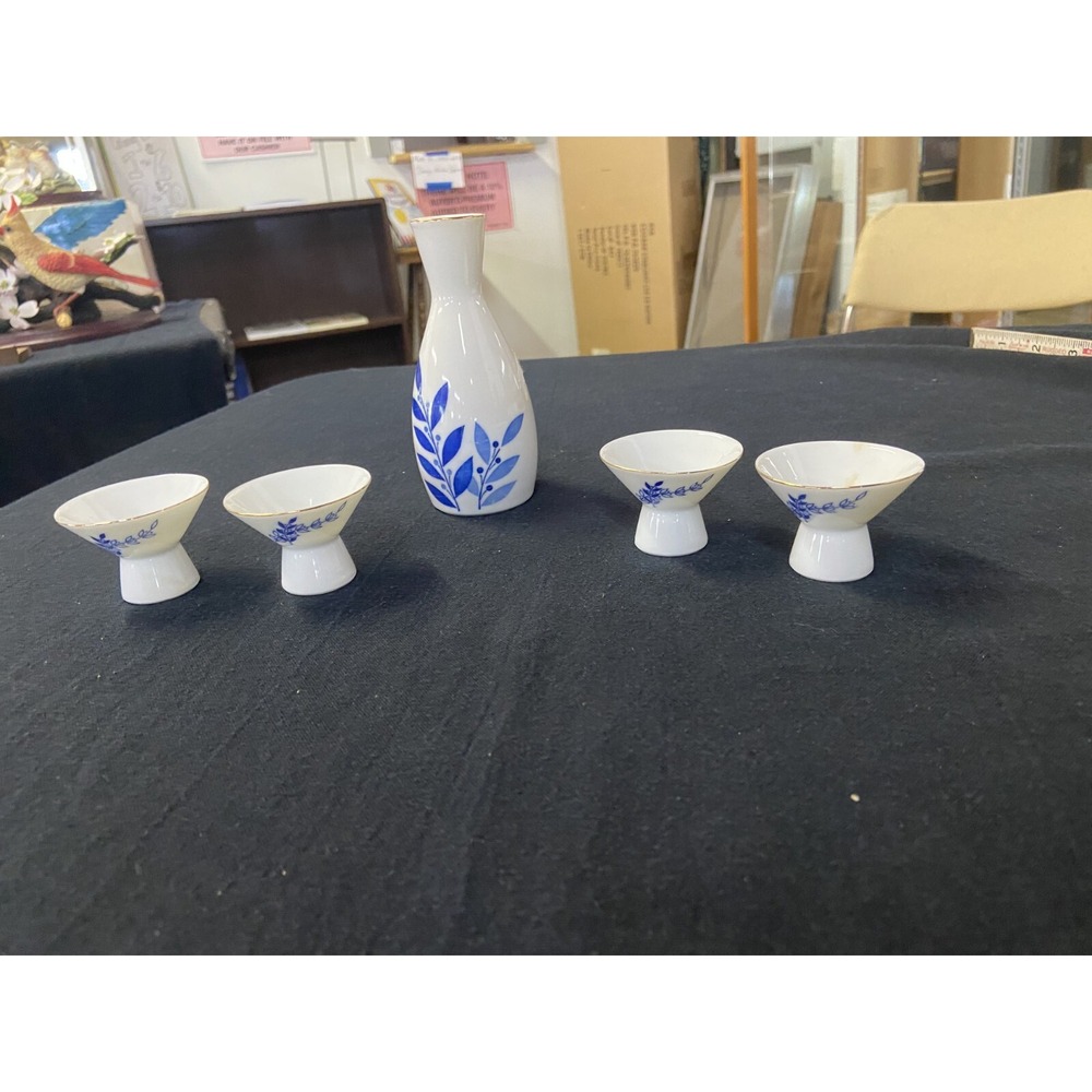 Gekkeikan Sake Set 5 Pc Gilded Porcelain Japan Blue Laurel Flowers